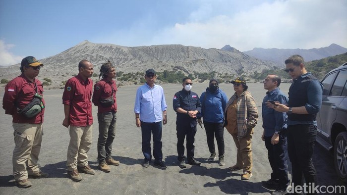 Menteri LHK Siti Nurbaya memantau dampak kebakaran Gunung Bromo