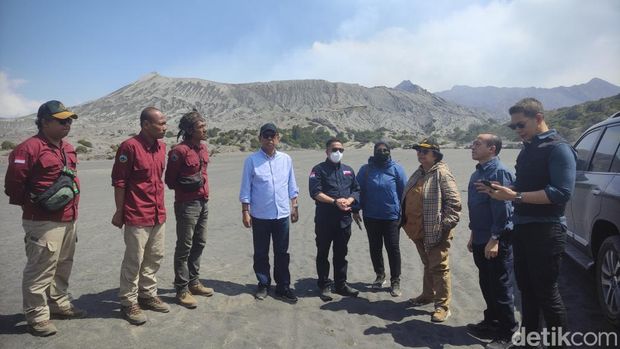 Menteri LHK Siti Nurbaya memantau dampak kebakaran Gunung Bromo
