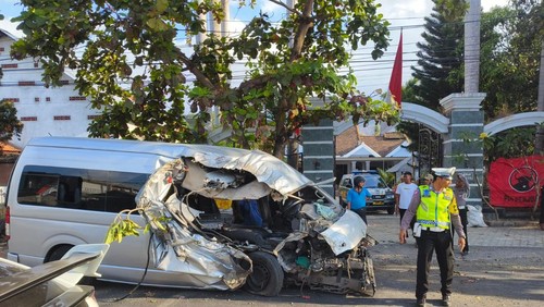Minibus rombongan turis Belgia menabrak pohon di Buleleng, Jumat (22/9/2023).