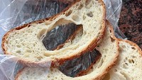Bersiap-siap menyantap roti dengan selai yang nikmat di pagi hari, kejadian mengecewakan ini bikin elus dada. Roti milik seorang netizen ternyata bolong di bagian tegahnya. Foto: Bored Panda