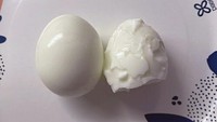 Tidak semua tips di internet dapat berhasil dan berjalan mulus. Netizen ini kesal gegara telur rebus tidak memiliki permukaan yang halus padahal sudah mengikuti tipsnya dengan baik. Foto: Bored Panda