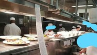 Bekerja di sebuah restoran seorang pekerja memperlihatkan pesanan paling unik yang ditemukan. Seorang pelanggan menuliskan catatan alergi dan pesanan makanan amat panjang. Foto: Bored Panda