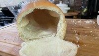 Pelanggan tertegun saat memotong roti yang dibelinya di supermarket. Rotinya yang besar ternyata kosong melompong di bagian tengah. Foto: Bored Panda