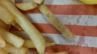 Asyik menikmati kentang goreng yang renyah, ada netizen yang terkecoh dengan gambar. Ia kesal karena melihat kentang tak bisa diambil dan ternyata itu hanya gambar pada alas makannya. Foto: Bored Panda