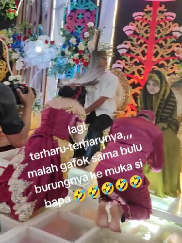 Momen sungkeman pernikahan viral di TikTok, berubah jadi ambyar. Wajah bapak pengantin tak sengaja tertutup aksesori pengantin wanita. Momen sungkeman pernikahan viral di TikTok, berubah jadi ambyar. Wajah bapak pengantin tak sengaja tertutup aksesori pengantin wanita.