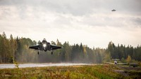 Militer Norwegia menyebut pendaratan di jalan raya itu merupakan bagian dari latihan militer. Momen pendaratan di jalan raya itu terekam kamera yang videonya dirilis oleh militer Norwegia.