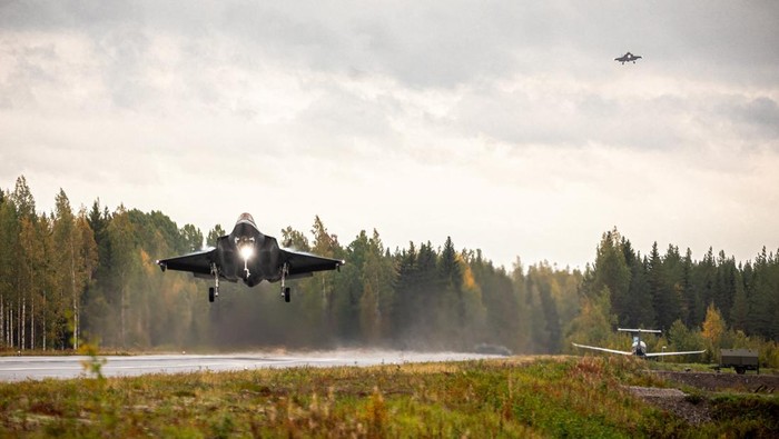 NATO-FINLAND/NORWAY-F35 An F-35A Lockheed Martin fighter jet lands on a motorway, in Tervo, Finland September 21, 2023. NTB/Ole Andreas Vekve via REUTERS ATTENTION EDITORS - THIS IMAGE WAS PROVIDED BY A THIRD PARTY. NORWAY OUT. NO COMMERCIAL OR EDITORIAL SALES IN NORWAY.