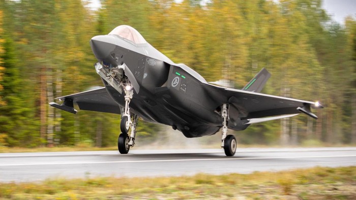NATO-FINLAND/NORWAY-F35 An F-35A Lockheed Martin fighter jet lands on a motorway, in Tervo, Finland September 21, 2023. NTB/Ole Andreas Vekve via REUTERS ATTENTION EDITORS - THIS IMAGE WAS PROVIDED BY A THIRD PARTY. NORWAY OUT. NO COMMERCIAL OR EDITORIAL SALES IN NORWAY.
