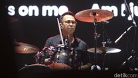 Andre dan Desta bahkan sempat membahas bahwa band-nya itu terkenal dan ditonton banyak orang karena turut dihadiri Raffi Ahmad.