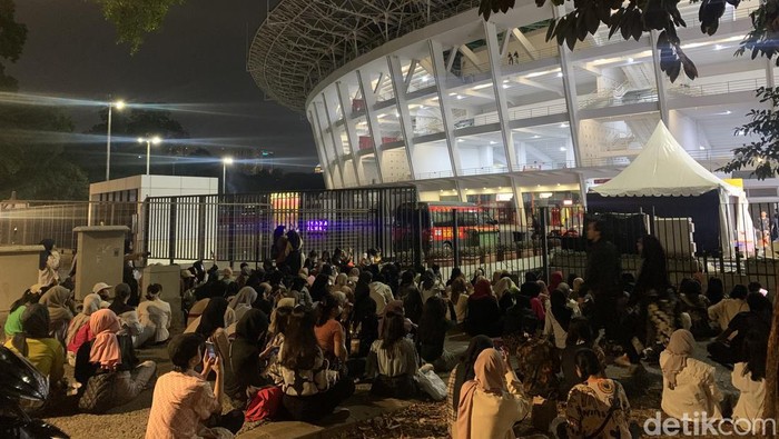 Para fans SMTOWN yang tak kebagian tiket tetap rela mendengarkan suara idol mereka sembari duduk di luar GBK (Mulia Budi/detikcom)