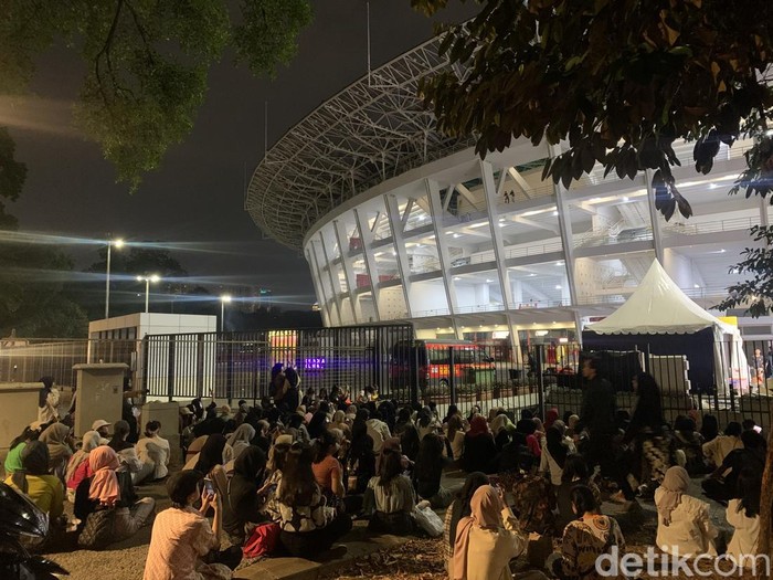 Para fans SMTOWN yang tak kebagian tiket tetap rela mendengarkan suara idol mereka sembari duduk di luar GBK (Mulia Budi/detikcom)