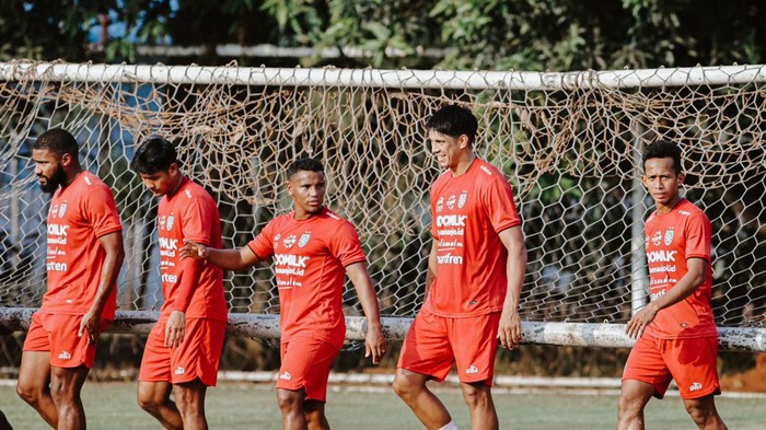 Para pemain Bali United mengikuti sesi latihan menjelang menghadapi Persija Jakarta. (Foto: Bali United Official)