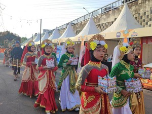 Tari Damar Kurung-Reog Meriahkan Pawai Pesta Rakyat Simpedes di Gresik