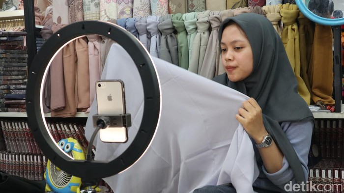 Pedagang kerudung di Baltos melakukan live shopping