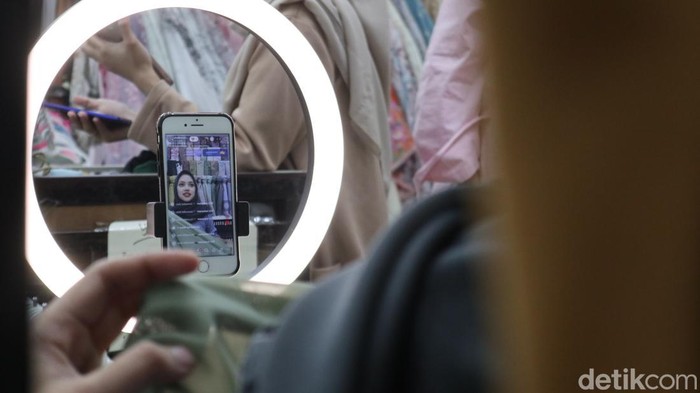 Pedagang kerudung di Baltos melakukan live shopping