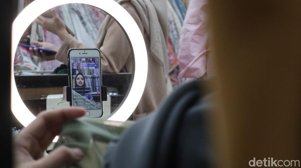 Pedagang kerudung di Baltos melakukan live shopping