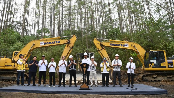Presiden Joko Widodo (keempat kanan) didampingi sejumlah menteri berbincang dengan Chairman Vasanta Group Agnus Suryadi (ketiga kanan) saat peletakan batu pertama atau groundbreaking Hotel Vasanta di kawasan Ibu Kota Nusantara (IKN), Penajam Paser Utara, Kalimantan Timur, Sabtu (23/9/2023). Hotel Vasanta menjadi hotel kedua yang dibangun di kawasan IKN. ANTARA FOTO/Sigid Kurniawan/rwa.