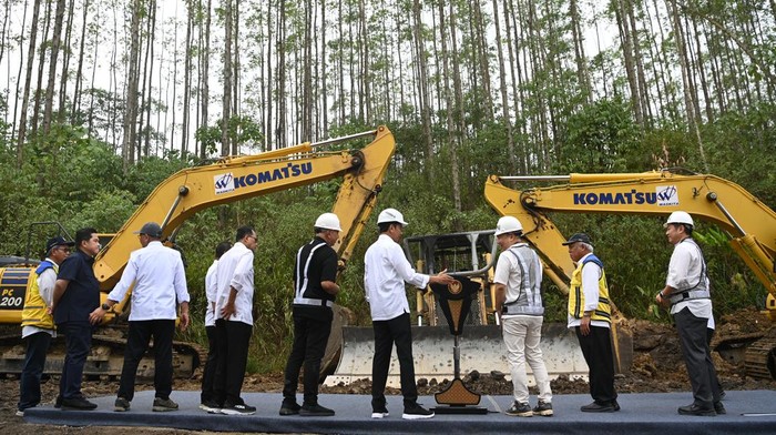 Presiden Joko Widodo (keempat kanan) didampingi sejumlah menteri berbincang dengan Chairman Vasanta Group Agnus Suryadi (ketiga kanan) saat peletakan batu pertama atau groundbreaking Hotel Vasanta di kawasan Ibu Kota Nusantara (IKN), Penajam Paser Utara, Kalimantan Timur, Sabtu (23/9/2023). Hotel Vasanta menjadi hotel kedua yang dibangun di kawasan IKN. ANTARA FOTO/Sigid Kurniawan/rwa.