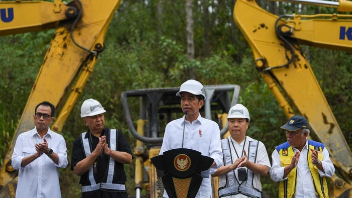 Presiden Joko Widodo (keempat kanan) didampingi sejumlah menteri berbincang dengan Chairman Vasanta Group Agnus Suryadi (ketiga kanan) saat peletakan batu pertama atau groundbreaking Hotel Vasanta di kawasan Ibu Kota Nusantara (IKN), Penajam Paser Utara, Kalimantan Timur, Sabtu (23/9/2023). Hotel Vasanta menjadi hotel kedua yang dibangun di kawasan IKN. ANTARA FOTO/Sigid Kurniawan/rwa.