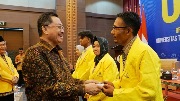 Pemberian beasiswa untuk 100 kades dan perangkat desa di Bengkulu.