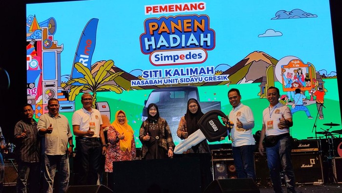 Pemenang 2 unit mobil di Pesta Rakyat Simpedes Gresik