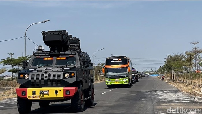 Penampakan bus Arema FC tiba di Stadion GBT