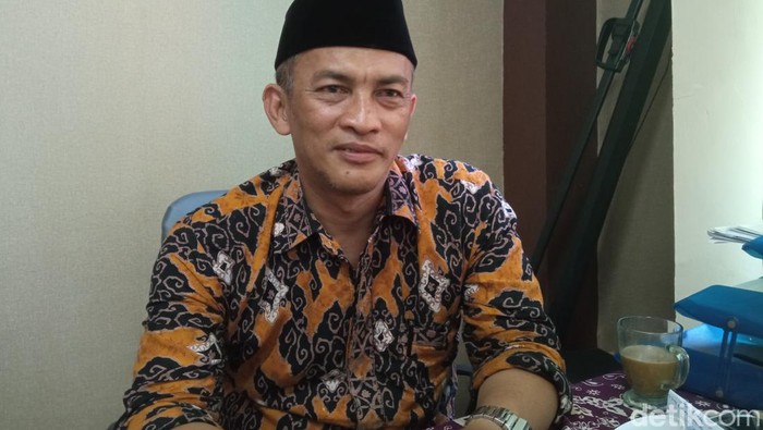 Penghulu dari KUA Kesambi, Kota Cirebon, Sujai