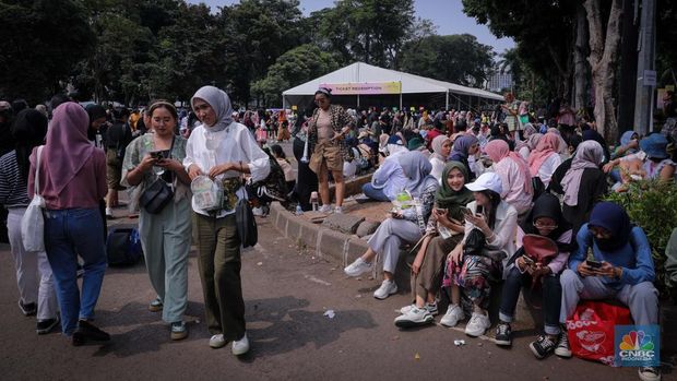 Penonton mengenakan kebaya saat konser SMTOWN LIVE 2023 SMCU Palace di Stadion Utama Gelora Bung Karno (SUGBK), Senayan Jakarta, Sabtu (23/9/2023). (CNBC Indonesia/Faisal Rahman)