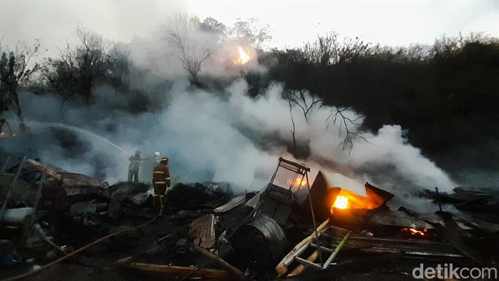 Petugas Padamkan Kebakaran Gudang Rongsok di Cibeber, Kota Cimahi