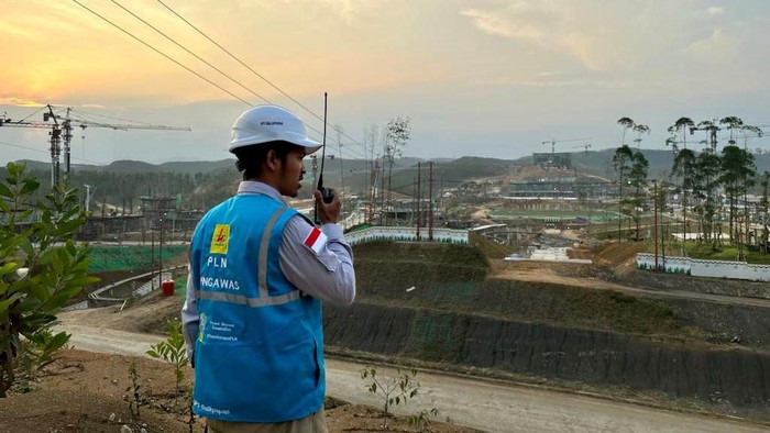 Petugas PLN di IKN