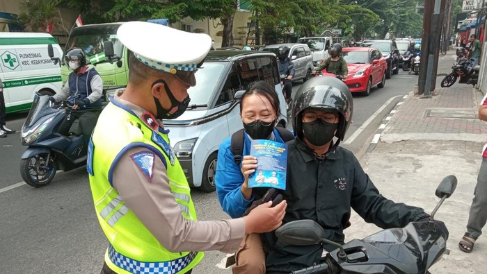 Polisi menjaring 941 pemotor yang melanggar lalu lintas selama 6 hari Operasi Zebra di Jaksel.