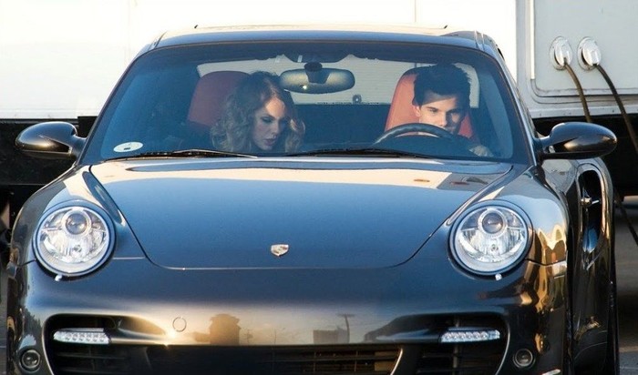 Taylor swift saat kendarai Porsche 911 Turbo S.