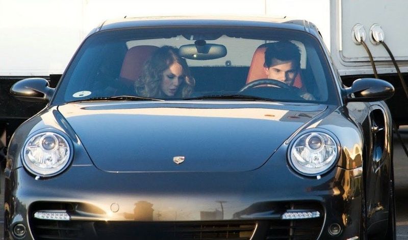 Taylor swift saat kendarai Porsche 911 Turbo S.