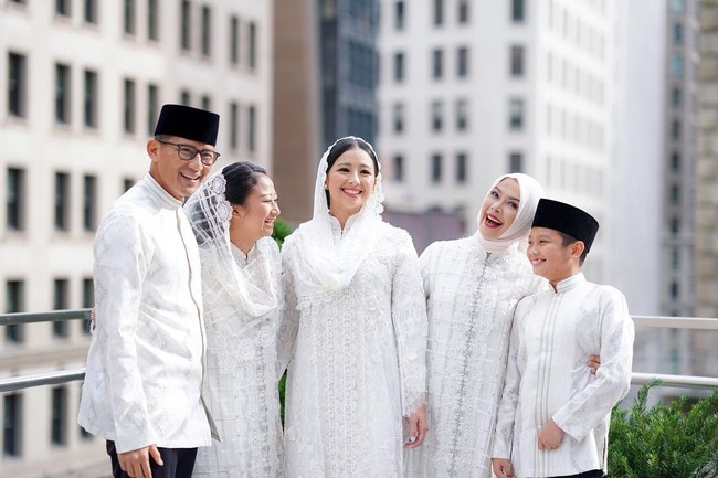 Menteri Pariwisata dan Ekonomi Kreatif Sandiaga Uno dan istrinya Nur Asia Uno menggelar pengajian jelang pernikahan untuk putrinya Anneesha Atheera Uno di bulan Agustus. Dalam unggahan di Instagram @sandiuno, politikus 54 tahun itu mengungkapkan pengajian tersebut digelar di Aula Masjid At Taqwa, Kebayoran Baru. Foto: Instagram: @sandiuno