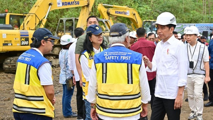 Presiden Jokowi melakukan peletakan batu pertama atau groundbreaking Hotel Vasanta di kawasan Ibu Kota Nusantara.