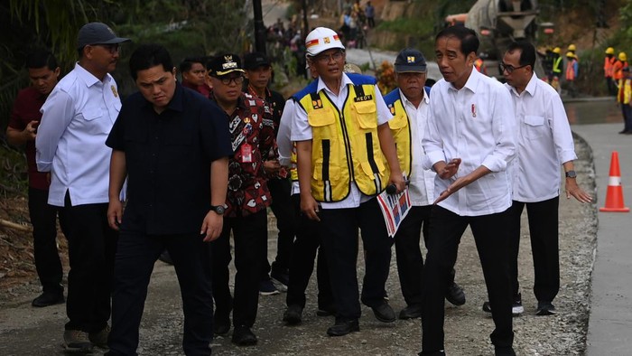 Presiden Jokowi meninjau penanganan Inpres Jalan Daerah Presiden Joko Widodo (kedua kanan) didampingi Menteri PUPR Basuki Hadimuljono (ketiga kanan), Menteri BUMN Erick Thohir (kedua kiri), Menhub Budi Karya Sumadi (kanan) dan Kepala Otorita IKN Bambang Susantono (kiri) meninjau progres penanganan Inpres Jalan Daerah (IJD) di Desa Agro Mulyo, Kecamatan Sepaku, Kabupaten Penajam Paser Utara, Kalimantan Timur, Sabtu (23/9/2023). Presiden menyebut jalan sepanjang 8,3 Km tersebut nantinya akan menopang Ibu Kota Nusantara (IKN) sebagai jalan produksi dan akses menuju tempat wisata Gua Batu Tapak Raja. ANTARA FOTO/Sigid Kurniawan/rwa.