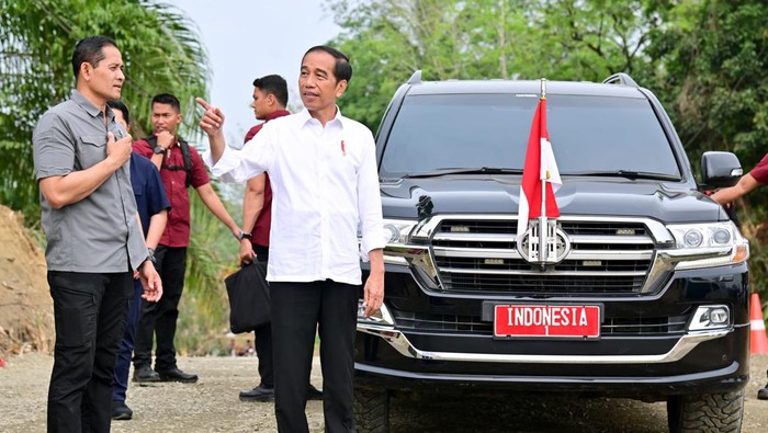Presiden Jokowi meninjau penanganan Inpres Jalan Daerah (IJD) di Kabupaten Penajam Paser Utara, Provinsi Kalimantan Timur, pada Sabtu, 23 September 2023.
