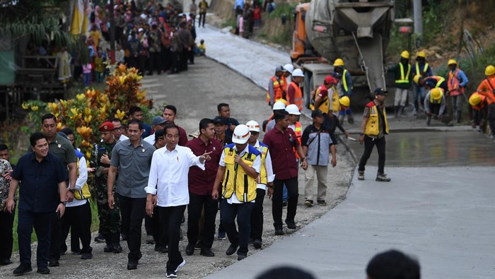 Presiden Jokowi meninjau penanganan Inpres Jalan Daerah Presiden Joko Widodo (kedua kanan) didampingi Menteri PUPR Basuki Hadimuljono (ketiga kanan), Menteri BUMN Erick Thohir (kedua kiri), Menhub Budi Karya Sumadi (kanan) dan Kepala Otorita IKN Bambang Susantono (kiri) meninjau progres penanganan Inpres Jalan Daerah (IJD) di Desa Agro Mulyo, Kecamatan Sepaku, Kabupaten Penajam Paser Utara, Kalimantan Timur, Sabtu (23/9/2023). Presiden menyebut jalan sepanjang 8,3 Km tersebut nantinya akan menopang Ibu Kota Nusantara (IKN) sebagai jalan produksi dan akses menuju tempat wisata Gua Batu Tapak Raja. ANTARA FOTO/Sigid Kurniawan/rwa.