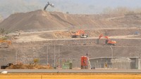 Proyek strategis nasional Bandara Internasional Dhoho berkapasitas 1,5 juta penumpang per tahun dan memiliki landasan pacu sepanjang 3.300 meter tersebut progres pengerjaannya telah mencapai 97,04 persen dan ditargetkan selesai pada bulan Oktober 2023.