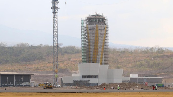 Progres pembangunan Bandara Internasional Dhoho Kediri Sejumlah pekerja menggunakan alat berat saat menyelesaikan pembangunan Bandara Internasional Dhoho di Kediri, Jawa Timur, Selasa (19/9/2023). Proyek strategis nasional Bandara Internasional Dhoho berkapasitas 1,5 juta penumpang per tahun dan memiliki landasan pacu sepanjang 3.300 meter tersebut progres pengerjaannya telah mencapai 97,04 persen dan ditargetkan selesai pada bulan Oktober 2023. ANTARA FOTO/Prasetia Fauzani/YU