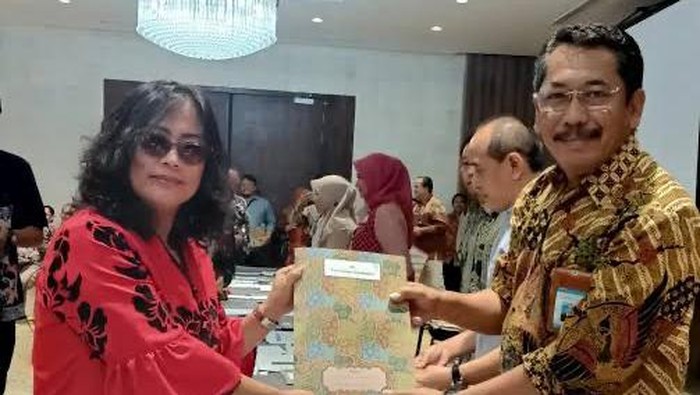 Rektor Universitas Simalungun Sarintan Efratani Damanik (kiri) (Dok. Universitas Simalungun)