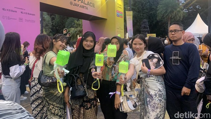 Sejumlah artis SM Entertainment akan konser bertajuk SMTOWN Live 2023 di GBK Senayan. Para penonton konser kompak dan bangga berbaju batik. (Mulia Budi/detikcom)