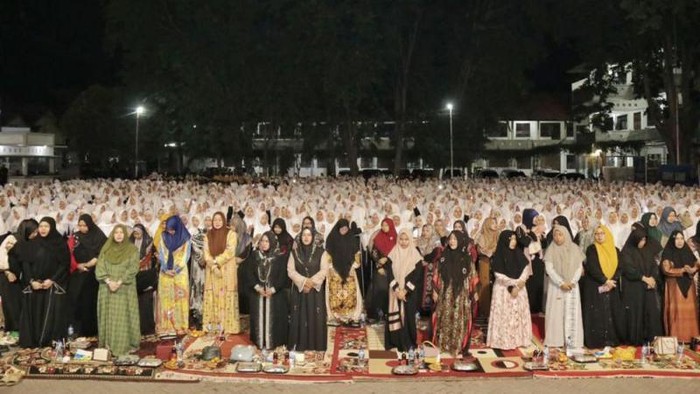 Sejumlah santriwati beserta Nyai dan Ning di Jatim yang menamakan relawan Rebana 08 mendukung bacapres Prabowo Subianto di Pilpres 2024. (ANTARA/Relawan Prabowo)