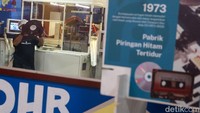 Namun, pada tahun 1973 akibat pergeseran dari vinyl ke kaset dan betacam Lokananta harus berhenti memproduksi piringan hitam. Setelah 50 tahun Lokananta tutup, akhirnya kini Indonesia memiliki tempat yang bisa memproduksi piringan hitam atau vinyl. Tempat tersebut adalah PHR (Piringan Hitam) Record.