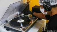 Bagi pecinta rilisan fisik, Vinyl jadi kasta tertinggi untuk di koleksi. Seperti diketahui, pabrik vinyl pertama di Indonesia itu dimiliki Lokananta pada tahun 1971. Antusias penggemar vinyl pun terus bertumbuh di tahun 2015. Lokananta pun menjadi satu-satunya studio musik yang bisa memproduksi piringan hitam kala itu.