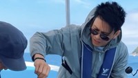 Mengunjungi Tomogashima, Ariel NOAH coba aktivitas memancing. Ia senang dapat tangkapan ikan, meski ukurannya kecil-kecil. Foto: Instagram arielnoah