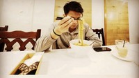 Tak lengkap rasanya mampir ke Osaka kalau tak mencicipi ramen. Ariel NOAH pun tertarik mencobanya. Foto: Instagram arielnoah