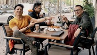 Liburan ke Amsterdam, Ariel NOAH pilih santai di kafe pinggir jalan. Ia tampak memesan hot chocolate dan beberapa kudapan. Foto: Instagram arielnoah