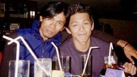 Throwback foto tahun 2000 di sebuah kafe, Ariel NOAH mengatakan saat itu adalah momen ia menulis songlist. Ia bahkan masih ingat tempatnya, Cafe Ohara. Foto: Instagram arielnoah