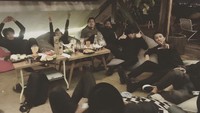Sama teman2 musisi bandung, dpt tempat kumpul baru, kata Ariel NOAH dalam unggahan tahun 2016. Kala itu mereka kumpul The Parlor. Foto: Instagram arielnoah